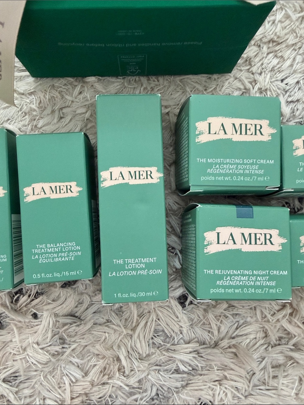 La Mer Green Luxury Skincare Gift Bag with Ribbon - Picture 3 of 5